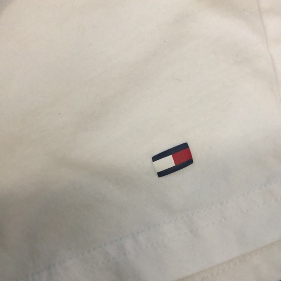 SOLD Tommy Hilfiger Men’s sweater & T-Shirts lot size small - Picture 3 of 11